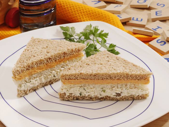 Sanduíche cortado ao meio